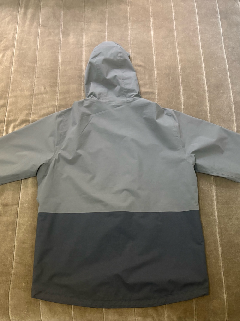 Vuori Oahu Rain Jacket. Two-Tone Hooded Rain Jacket in Dark Gray and Black - Picture 3 of 9
